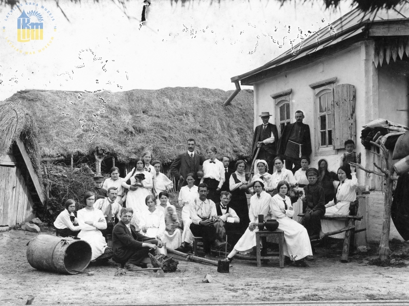 Evakuētie fabrikas „Union” strādnieki ar ģimenēm Harkivā. 1916. gads