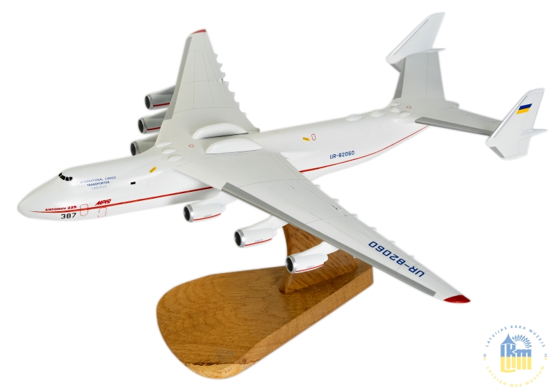 Pasaulē lielākās lidmašīnas AN-255 modelis