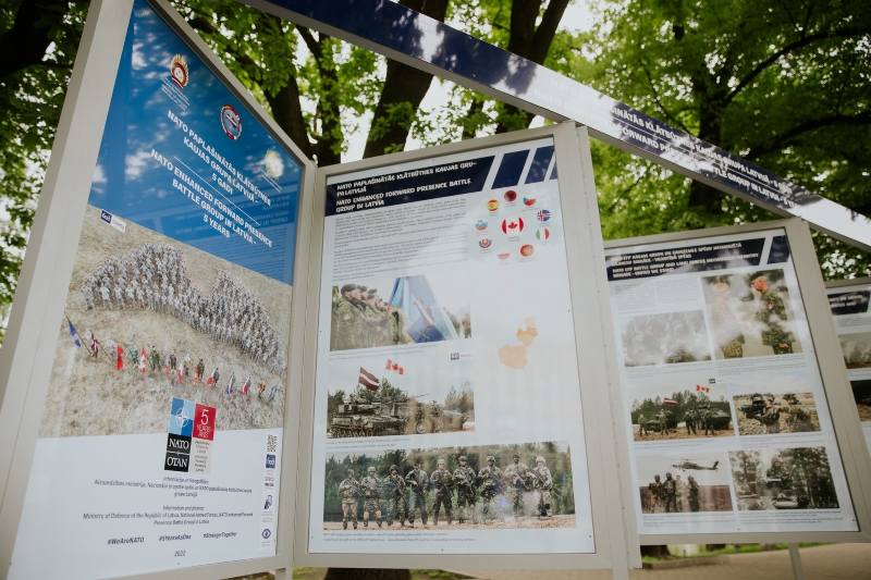 Foto izstāde pie Latvijas Kara muzeja ieejas