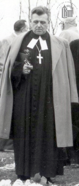 Mācītājs Jānis Turks Riversaidas kapsētā Kalamazū. 1955. gada 18. novembris