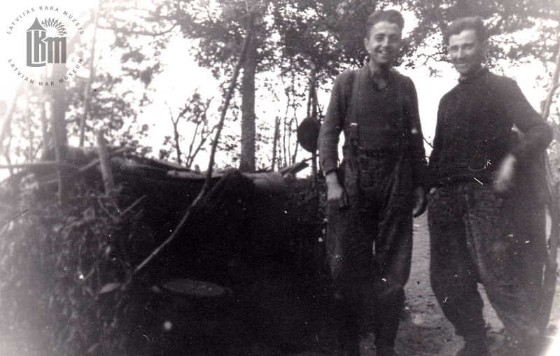 Karagūstekņi seržants Jānis Grietiņš (pa kreisi) un dižkareivis Rūdolfs Salenieks (pa labi) pie telts Putlosas nometnē. 1945. gada 10. augusts