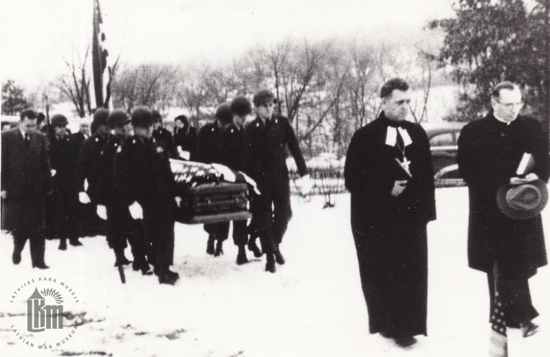 ASV armijas karavīri pēdējā gaitā izvada Korejā kritušo Aivaru Kārli  Salenieku. Kalamazū, 1950. gada 10. janvāris