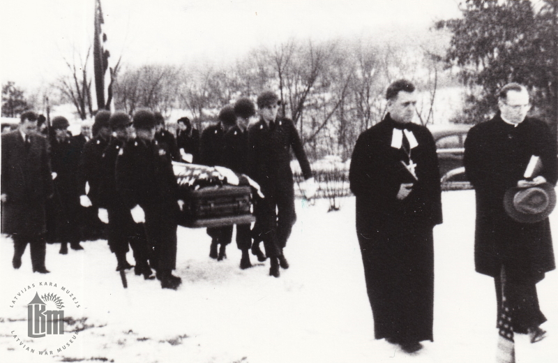 ASV armijas karavīri pēdējā gaitā izvada Korejā kritušo Aivaru Kārli Salenieku. Kalamazū, 1950. gada 10. janvāris