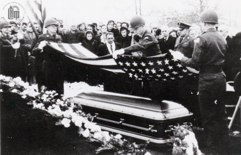 ASV armijas karavīri noņem karogu no Aivara Kārļa Salenieka zārka, lai to  nodotu radiniekiem. Kalamazū, 1950. gada 10. janvāris