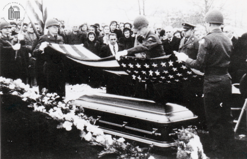 ASV armijas karavīri noņem karogu no Aivara Kārļa Salenieka zārka, lai to nodotu radiniekiem. Kalamazū, 1950. gada 10. janvāris