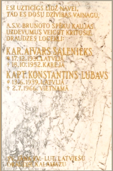 Piemiņas plāksne Korejas karā kritušajam kareivim Aivaram Kārlim Saleniekam un Vjetnamas karā kritušajam kapteinim Konstantīnam Lubavam. Plāksni 2019. gada 8. jūlijā iznīcināja baznīcā izcēlušais ugunsgrēks. Foto no Sv. Jāņa ev. lut. latviešu draudzes Kalamazū arhīva