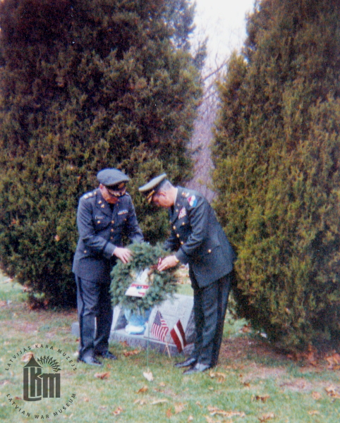 ASV armijas pulkvežleitnants Vilmārs Kukainis un pulkvežleitnants Arnolds  Ruperts noliek vainagu pie Korejā kritušā ASV armijas karavīra Aivara Kārļa Salenieka kapa  vietas Kalamazū. 1980. gadi