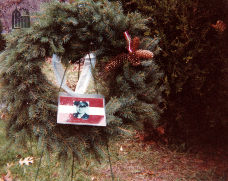Korejā kritušajam ASV armijas karavīram Aivaram Kārlim Saleniekam  veltītais piemiņas vainags pie kapa vietas Kalamazū. 1980. gadi