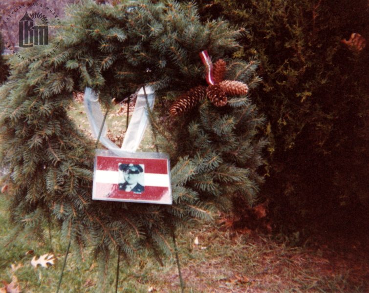 Korejā kritušajam ASV armijas karavīram Aivaram Kārlim Saleniekam veltītais piemiņas vainags pie kapa vietas Kalamazū. 1980. gadi