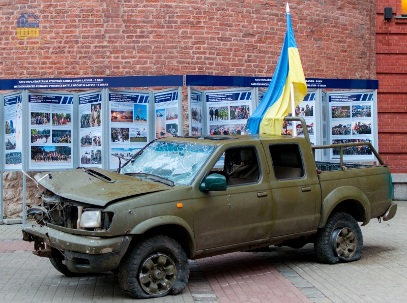Pie Kara muzeja izstādīs “Twitter konvoja” auto, ko Ukrainas karavīri izmantojuši kaujās pret Krievijas okupācijas spēkiem