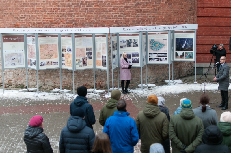 Laukumā pie Kara muzeja atklāj izstādi par uzvaras parka vēsturi