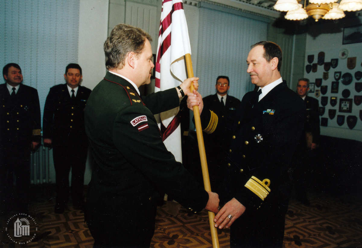 NBS komandieru maiņas ceremonija. NBS komandieris brigādes ģenerālis R. Graube nodod komandiera karogu kontradmirālim G. A. Zeibotam. 2003. gada 30. janvāris. Fotogrāfs G. Binde. LKM krājums