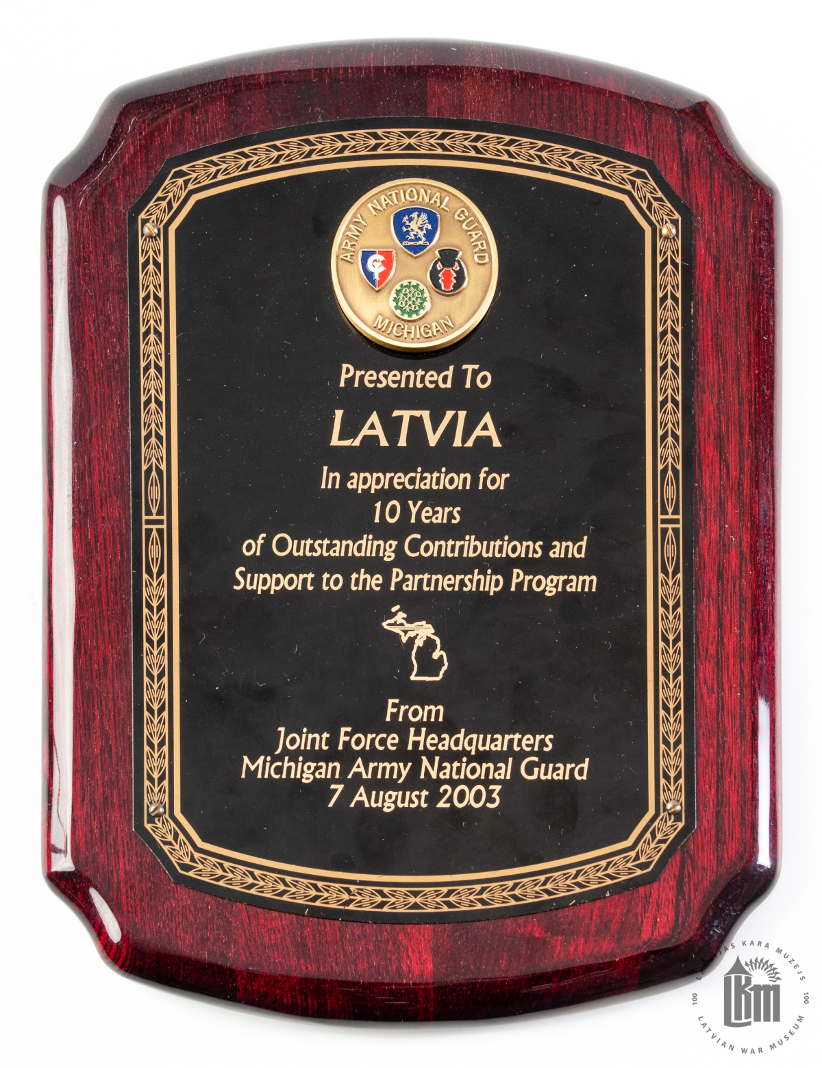 Mičiganas Nacionālās gvardes Apvienoto spēku štābs dāvināja piemiņas plaketi Latvijas NBS komandierim kontradmirālim G. A. Zeibotam. 2003. gada 7. augusts. LKM krājums
