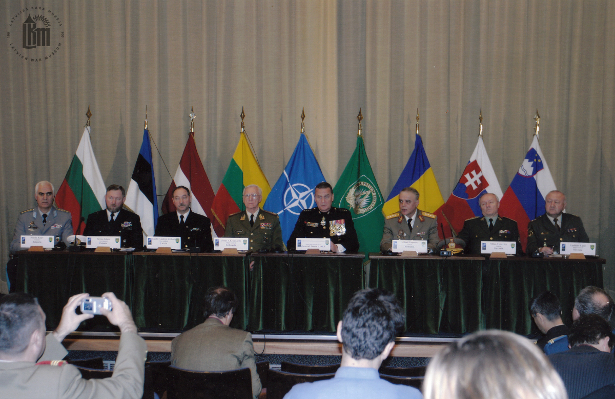 Jauno NATO dalībvalstu bruņoto spēku komandieru un NATO Apvienoto spēku Eiropā komandiera ģenerāļa Dž. Džonsa prese konference