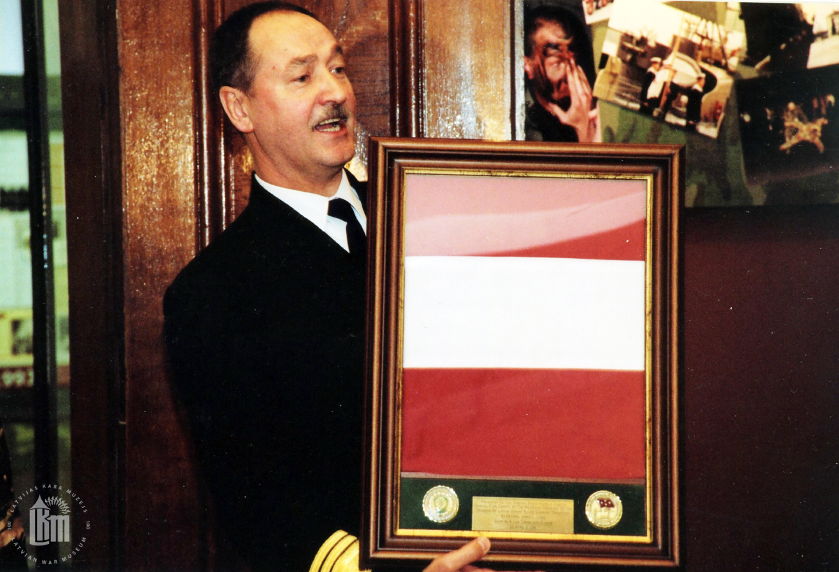 NBS komandieris viceadmirālis G.A. Zeibots izstādes “No pirmā bataljona līdz NATO” atklāšanā. Latvijas Kara muzejs, 2004. gada 29. oktobris. Fotogrāfe A. Vidzidska.  LKM krājums 