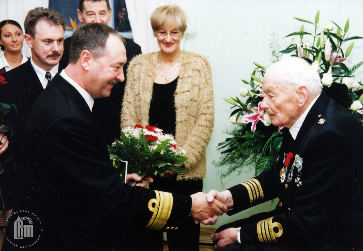 Komandkapteini H. Legzdiņu 100. dzimšanas dienā sveic NBS komandieris G. A. Zeibots 