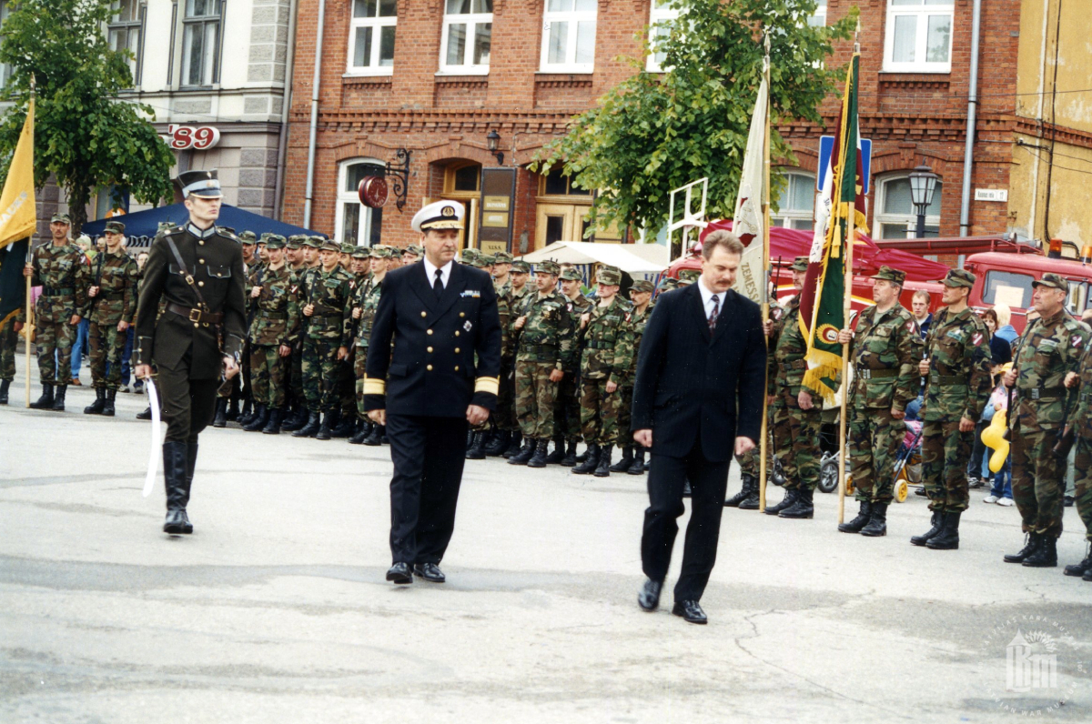 NBS komandieris G. A. Zeibots un aizsardzības ministrs Ģ. V. Kristovskis Cēsu kauju atceres pasākumā. Cēsis, 2003. gada 22. jūnijs. Fotogrāfs G. Binde. LKM krājums
