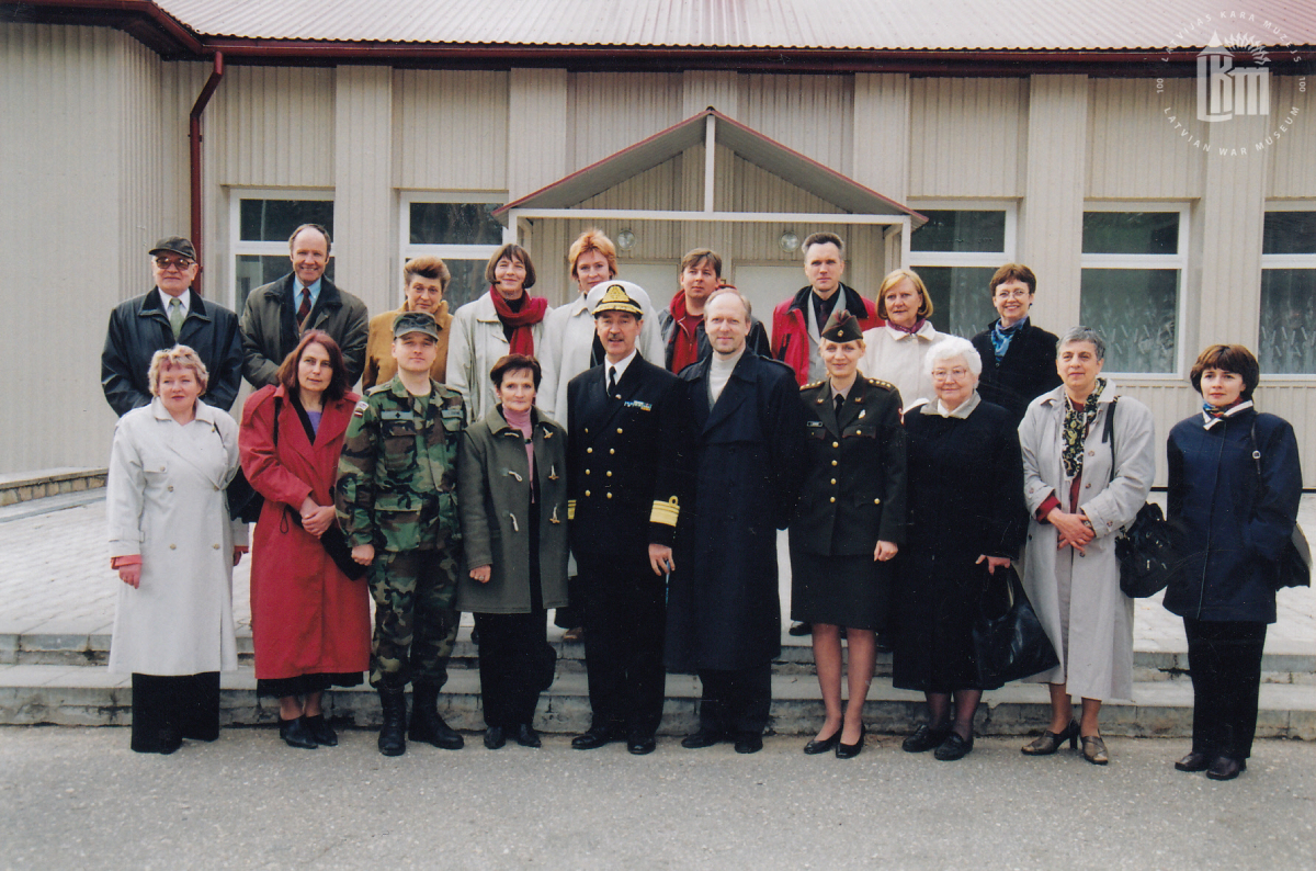 NBS komandieris viceadmirālis G. A. Zeibots (centrā) ar Latvijas muzeju direktoriem un Kultūras ministrijas darbiniekiem. Ādaži, 2004. gada maijs. Fotogrāfs nav zināms. LKM krājums