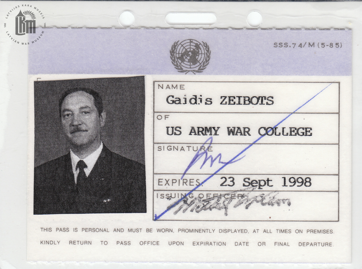 Latvijas Jūras spēku komandiera jūras kapteiņa G. A. Zeibota caurlaide par tiesībām uzturēties ASV Armijas Kara koledžas teritorijā. 1998. gads. LKM krājums