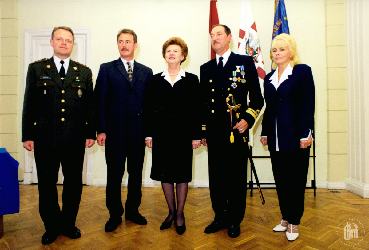 Admirāļa zobena saņemšanas ceremonija Aizsardzības ministrijā 1999. gada 14. septembris. Fotogrāfs G. Binde. LKM krājums