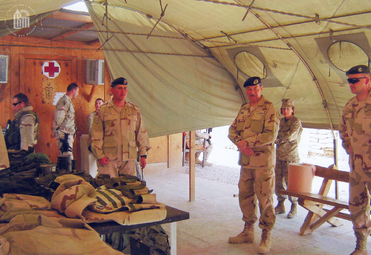 NBS komandiera vizīte pie Latvijas karavīriem Irākā. 2005. gads. Fotogrāfs nav zināms. LKM krājums