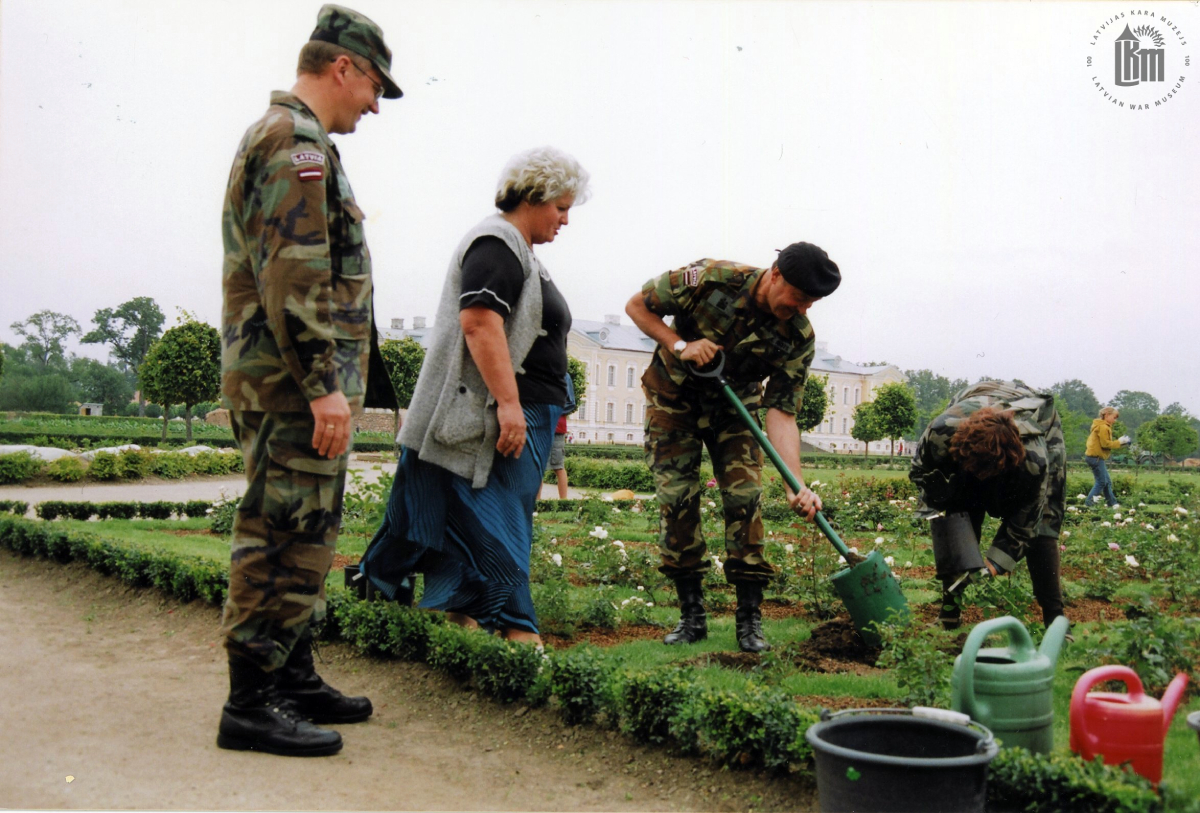 Rožu stādīšanas talka Rundāles pils dārzā. Ar lāpstu NBS komandieris viceadmirālis G. A. Zeibots. 2005. gada augusts