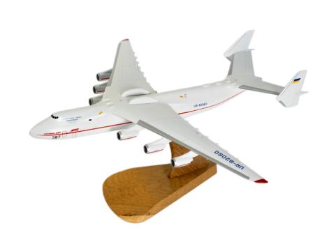 Pasaulē lielākās lidmašīnas AN-225 modelis
