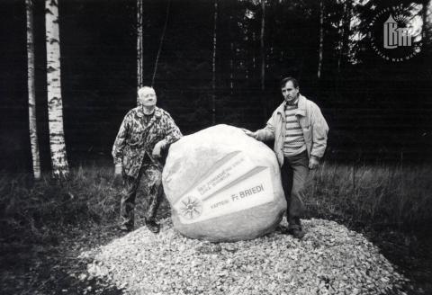 Voldemārs Birznieks un tēlnieks Vilnis Titāns - autors piemiņas akmenim kapteiņa Fridriha Brieža ievainošanas vietā